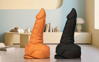 What distinguishes a manual dildo from an electric one?
